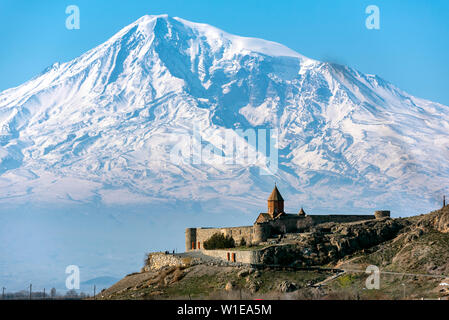 Khor Virap con il monte Ararat in background. Il Khor Virap è un monastero armeno situato nella pianura Ararat in Armenia, vicino al confine con la Turke Foto Stock