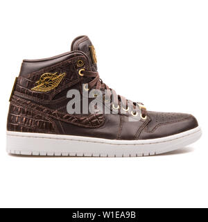 VIENNA Austria 14 giugno 2017 Nike Air Jordan 1 Pinnacle marrone e oro sneaker isolati su sfondo bianco Foto stock Alamy