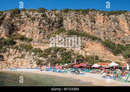 Persone non identificate hanno resto sulla piccola spiaggia vicino alla città di Kas in Turchia Foto Stock