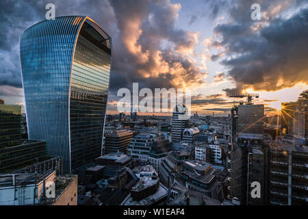 La vista da un tetto al tramonto nel cuore di Londra. Foto Stock