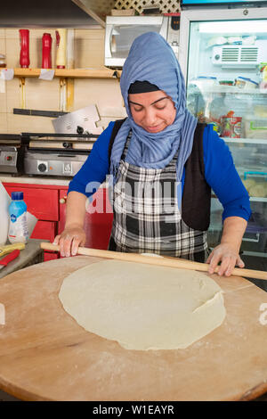 La donna non identificato cucina turca tradizionale pancake Gozleme in outdoor cafe in Turchia Foto Stock