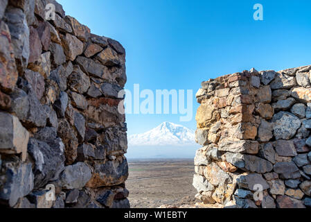 Khor Virap con il monte Ararat in background. Il Khor Virap è un monastero armeno situato nella pianura Ararat in Armenia, vicino al confine con la Turke Foto Stock