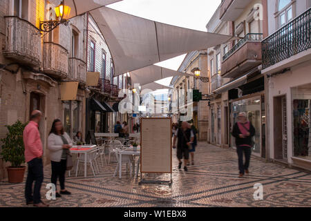 Strada di Santo Antonio nella città di Faro che include molti negozi e belle illustrazioni in ciottoli. Foto Stock