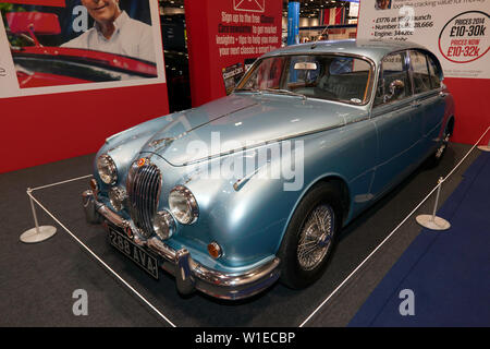 Tre quarti di vista frontale di un 1961, Jaguar Mk2, sulle automobili classiche Magazine Stand, al 2019 London Classic Car Show Foto Stock