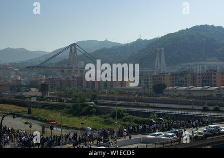 Vista del Ponte Morandi Bridge rimane prima della demolizione e della conseguente crollo a Genova il 28 giugno 2019 Foto Stock