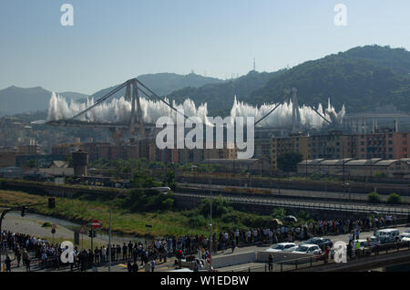 Vista del Ponte Morandi Bridge rimane durante la demolizione e la conseguente crollo a Genova il 28 giugno 2019 Foto Stock