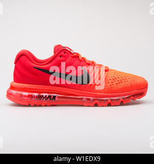 VIENNA, Austria - 7 agosto 2017: Nike Air Max 2017 crimson sneaker su sfondo bianco. Foto Stock
