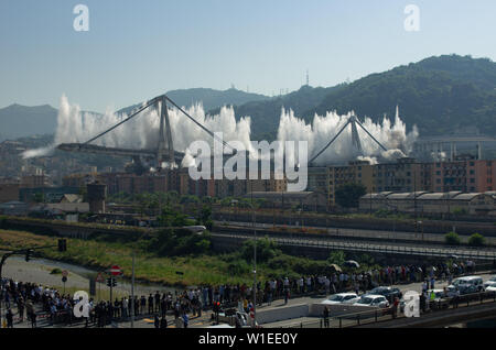 Vista del Ponte Morandi Bridge rimane durante la demolizione e la conseguente crollo a Genova il 28 giugno 2019 Foto Stock