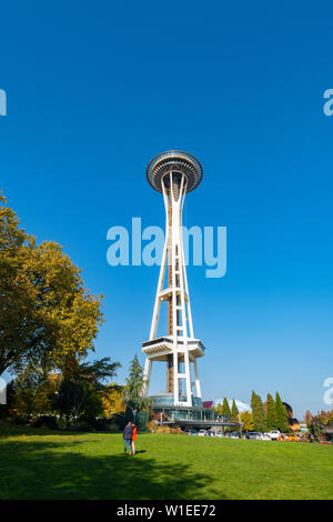 Lo Space Needle e il Seattle, nello Stato di Washington, Stati Uniti d'America, America del Nord Foto Stock