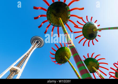 MoPoP Museum e lo Space Needle e il Seattle, nello Stato di Washington, Stati Uniti d'America, America del Nord Foto Stock