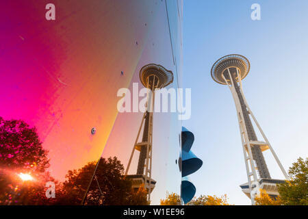 MoPoP Museum e lo Space Needle e il Seattle, nello Stato di Washington, Stati Uniti d'America, America del Nord Foto Stock