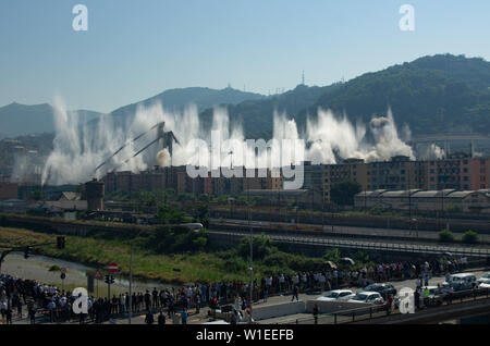 Vista del Ponte Morandi Bridge rimane durante la demolizione e la conseguente crollo a Genova il 28 giugno 2019 Foto Stock