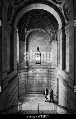 Due persone a camminare su una scalinata, alla Biblioteca Pubblica di New York, New York New York, Stati Uniti d'America, America del Nord Foto Stock