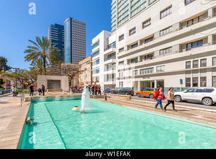 Vista dei fondatori monumento e fontana sul Rothschild Boulevard, Tel Aviv, Israele, Medio Oriente Foto Stock