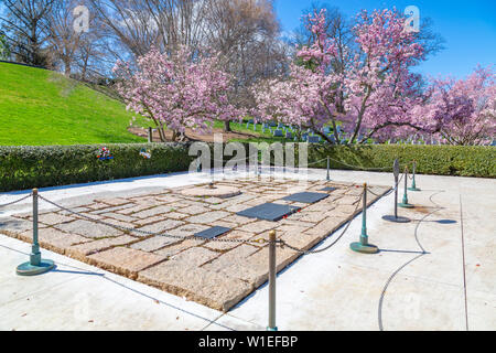 Vista del Presidente John F. Kennedy recinto in Al Cimitero Nazionale di Arlington, Washington D.C., Stati Uniti d'America, America del Nord Foto Stock