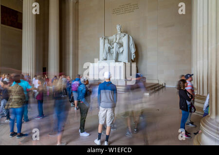 Vista dei visitatori intorno alla statua di Abraham Lincoln, il Lincoln Memorial, Washington, Stati Uniti d'America, America del Nord Foto Stock