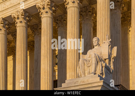 Vista della Corte suprema degli Stati Uniti al tramonto, Washington D.C., Stati Uniti d'America, America del Nord Foto Stock