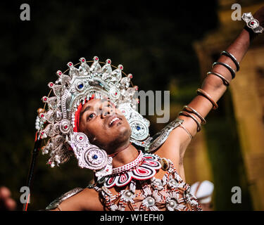 Duruthu Perahera Luna Piena celebrazioni a Kelaniya Raja Maha Vihara tempio buddista, Colombo, provincia occidentale, Sri Lanka, Asia Foto Stock