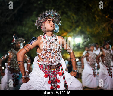 Duruthu Perahera Luna Piena celebrazioni a Kelaniya Raja Maha Vihara tempio buddista, Colombo, provincia occidentale, Sri Lanka, Asia Foto Stock