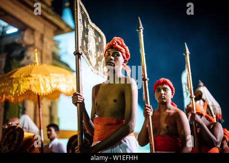 Duruthu Perahera Luna Piena celebrazioni a Kelaniya Raja Maha Vihara tempio buddista, Colombo, provincia occidentale, Sri Lanka, Asia Foto Stock