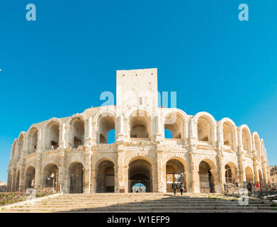 Anfiteatro di Arles, sito Patrimonio Mondiale dell'UNESCO, Arles, Bouches du Rhone, Provenza, Provence-Alpes-Côte d'Azur, in Francia, in Europa Foto Stock