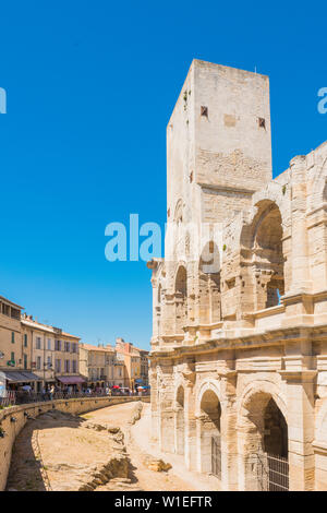 Anfiteatro di Arles, sito Patrimonio Mondiale dell'UNESCO, Arles, Bouches du Rhone, Provenza, Provence-Alpes-Côte d'Azur, in Francia, in Europa Foto Stock