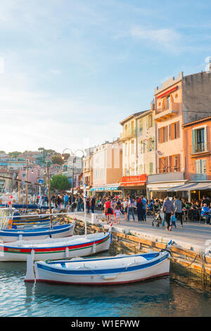 Barche nel porto di Cassis, Bouches du Rhone, Provenza, Provence-Alpes-Côte d'Azur, in Francia, in Europa Foto Stock