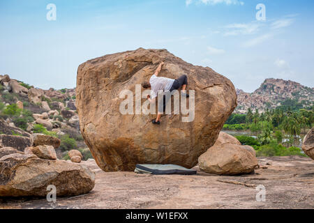 Bouldering in Hampi, India, un pomeriggio estivo Foto Stock