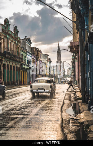 Tipica strada a La Habana e Cattedrale di distanza sotto la pioggia, l'Avana, Cuba, West Indies, dei Caraibi e America centrale Foto Stock