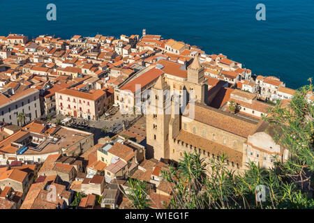 Vista dalla Rocca di Cefalù giù per la città vecchia e la Cattedrale, Sito Patrimonio Mondiale dell'UNESCO, Cefalu, Sicilia, Italia, Mediterraneo, Europa Foto Stock