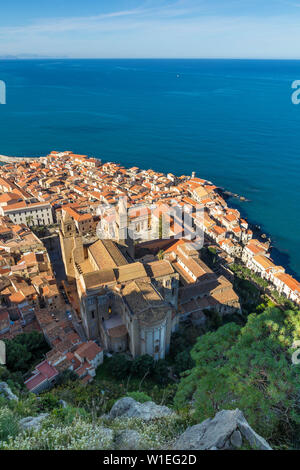 Vista dalla Rocca di Cefalù giù per la città vecchia e la Cattedrale, Sito Patrimonio Mondiale dell'UNESCO, Cefalu, Sicilia, Italia, Mediterraneo, Europa Foto Stock