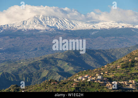 Vista dal Santuario della Madonna della Rocca chiesa al Monte Etna, Taormina, Sicilia, Italia, Europa Foto Stock