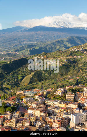 Vista dal Santuario della Madonna della Rocca chiesa al Monte Etna, Taormina, Sicilia, Italia, Europa Foto Stock