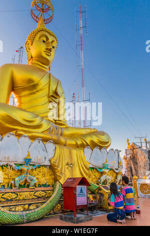 La grande statua del Buddha a Tiger tempio nella grotta di Krabi, Thailandia, Sud-est asiatico, in Asia Foto Stock