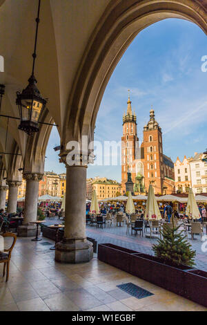 Santa Maria la basilica nella piazza principale della città vecchia medievale, sito Patrimonio Mondiale dell'UNESCO, Cracovia, in Polonia, in Europa Foto Stock