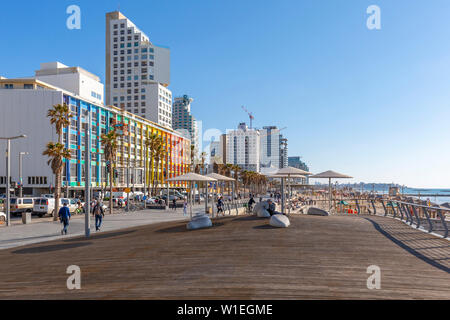 Vista degli edifici colorati e una passeggiata lungo le vie Hayarkon Street, Tel Aviv, Israele, Medio Oriente Foto Stock