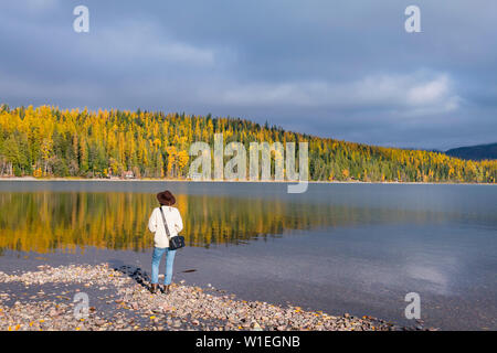 Donna sulla riva del lago di McDonald, il Parco Nazionale di Glacier, Montana, Stati Uniti d'America, America del Nord Foto Stock