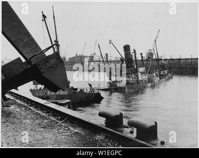 Amburgo, Germania. Dopo il 1943 incursioni aeree, il porto di Amburgo è disseminata di imbarcazioni affondate, come questo tramp norvegese, che era uno dei 2.900 totalmente distrutta nel porto Foto Stock