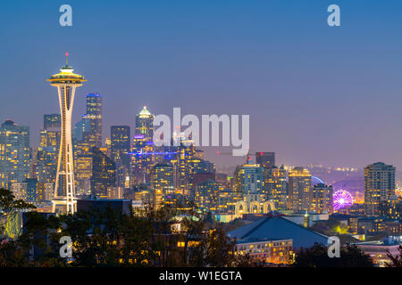 Vista della Space Needle da Kerry Park, Seattle, nello Stato di Washington, Stati Uniti d'America, America del Nord Foto Stock