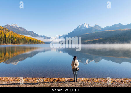 Donna sulle rive della membrana di Bowman Lake, il Parco Nazionale di Glacier, Montana, Stati Uniti d'America, America del Nord Foto Stock
