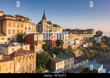 La mattina presto oltre i suoi edifici colorati di Valparaiso, Cile, Sud America Foto Stock