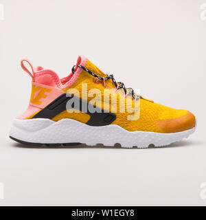 VIENNA, Austria - 23 agosto 2017: Nike Air Huarache Run Ultra se oro e rosa sneaker su sfondo bianco. Foto Stock