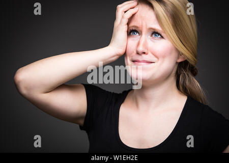 Remorse/deplora/paura/ansia/incertezza in una giovane donna - effetti di una difficile situazione di vita - vivide emozioni concetto Foto Stock