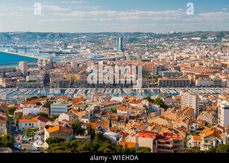Vista sul vecchio porto da Notre Dame, Marsiglia, Bouches du Rhone, Provenza, Provence-Alpes-Côte d'Azur, in Francia, Mediterraneo, Europa Foto Stock