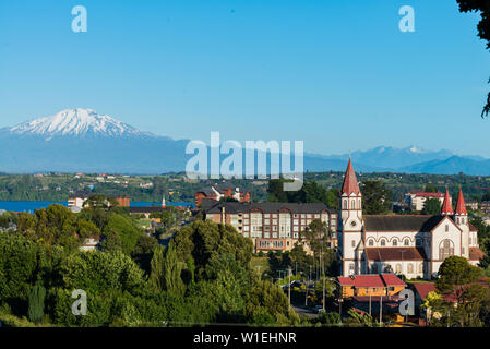 Vista sulla chiesa al lago Llanquihue e Volcan Osorno, Puerto Varas, cileno Lake District, Los Lagos, Cile, Sud America Foto Stock