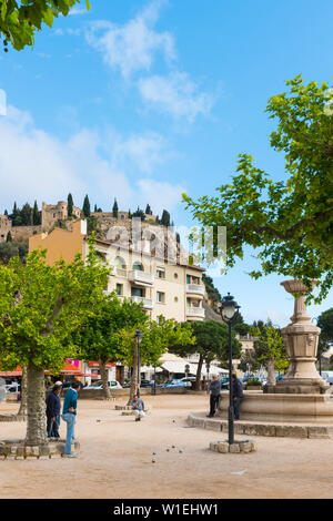 Giocare a bocce nel porto di Cassis, Bouches du Rhone, Provenza, Provence-Alpes-Côte d'Azur, Costa Azzurra, Francia, Mediterraneo, Europa Foto Stock