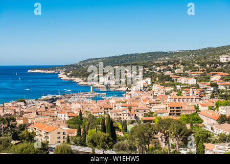 Vista su Cassis, Bouches du Rhone, Provenza, Provence-Alpes-Côte d'Azur, Costa Azzurra, Francia, Mediterraneo, Europa Foto Stock