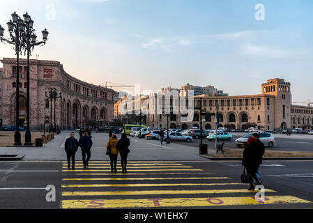 Il Museo Nazionale di Storia sulla centrale Piazza della Repubblica. Piazza della Repubblica è la piazza principale di Yerevan, Armenia Foto Stock