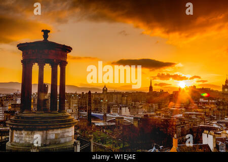 Edimburgo vista tramonto da Calton Hill, Dugald Stewart monumento, Edimburgo, Scozia, Regno Unito, Europa Foto Stock