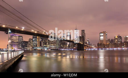 Il Ponte di Brooklyn e la parte inferiore di Manhattan skyline all'alba, la città di New York, New York, Stati Uniti d'America, America del Nord Foto Stock